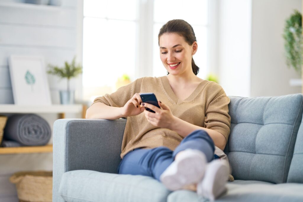 3 easy tips to text an older woman